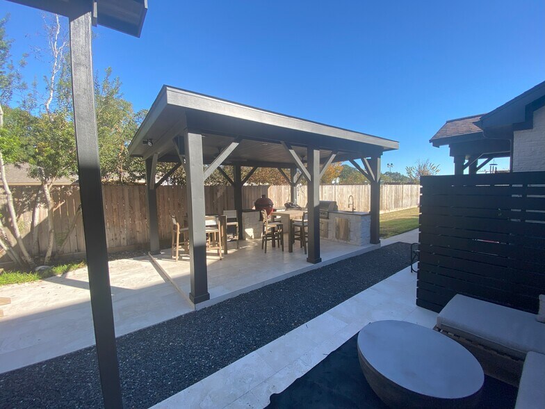 More Photos Of 814 East Ave, Katy Office For Sale