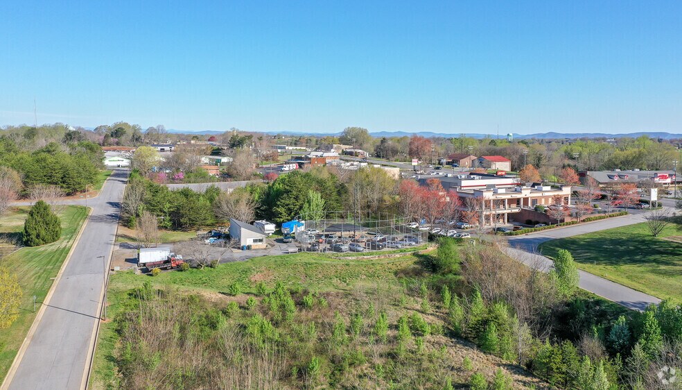 More Photos Of 1093 7th St Blvd SE, Hickory Office For Sale