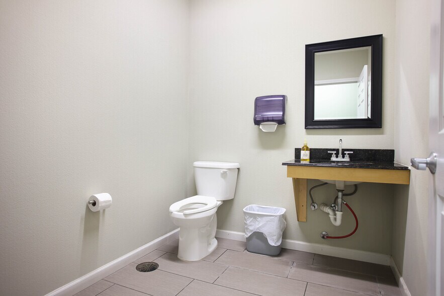 More Photos Of 8860 Oakland Rd, San Antonio Office For Sale