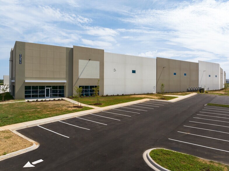 More Photos Of 1211 Vaughn Pky, Portland Distribution For Lease