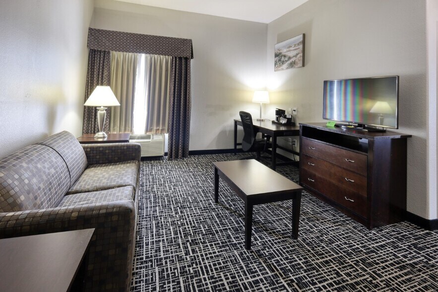 More Photos Of 5300 7th St, Bay City Hospitality For Sale