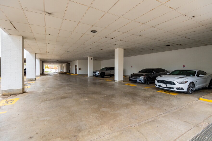 More Photos Of 104 Decker Ct, Irving Unknown For Lease