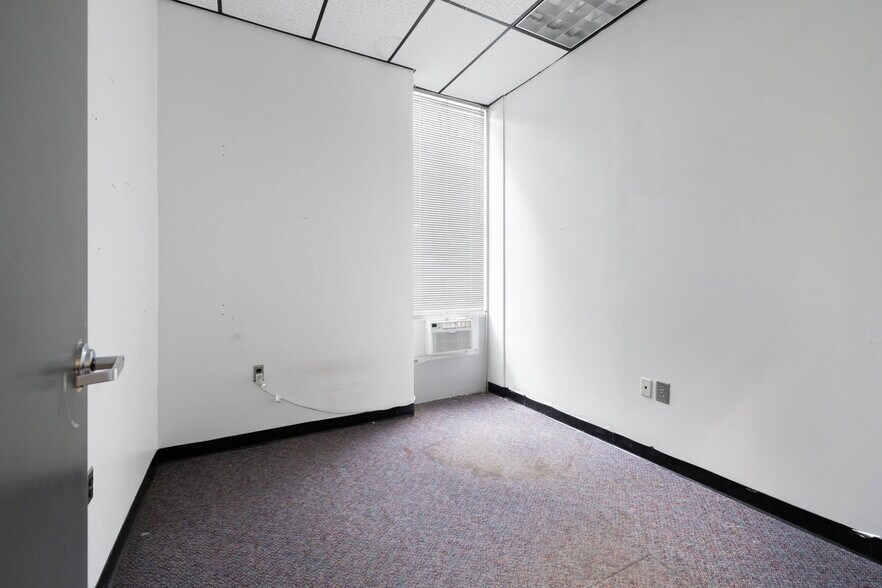 More Photos Of 215 Marvin Miller Dr SW, Atlanta Light Distribution For Sale
