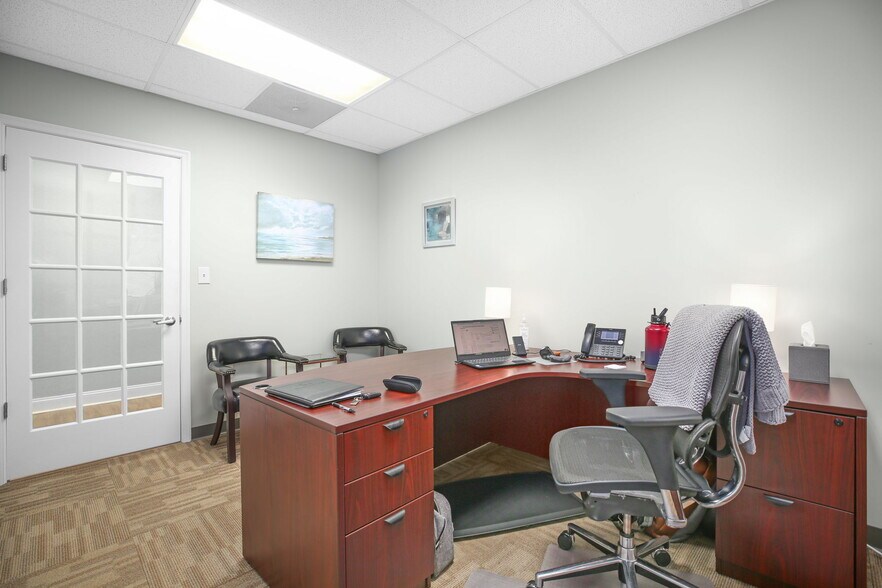 More Photos Of 107 Olde Greenwich Dr, Fredericksburg Office For Sale