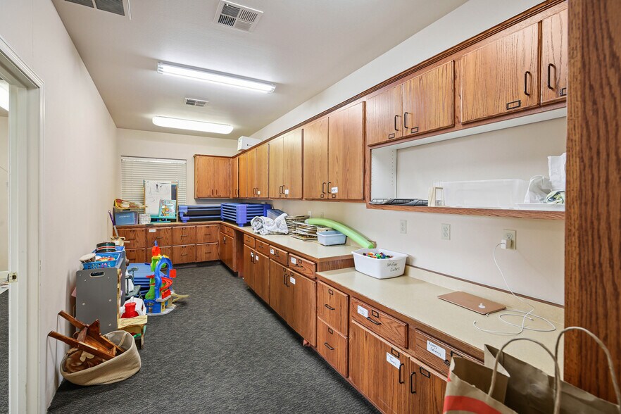 More Photos Of 81 Freeman Ct, Central Point Office For Sale