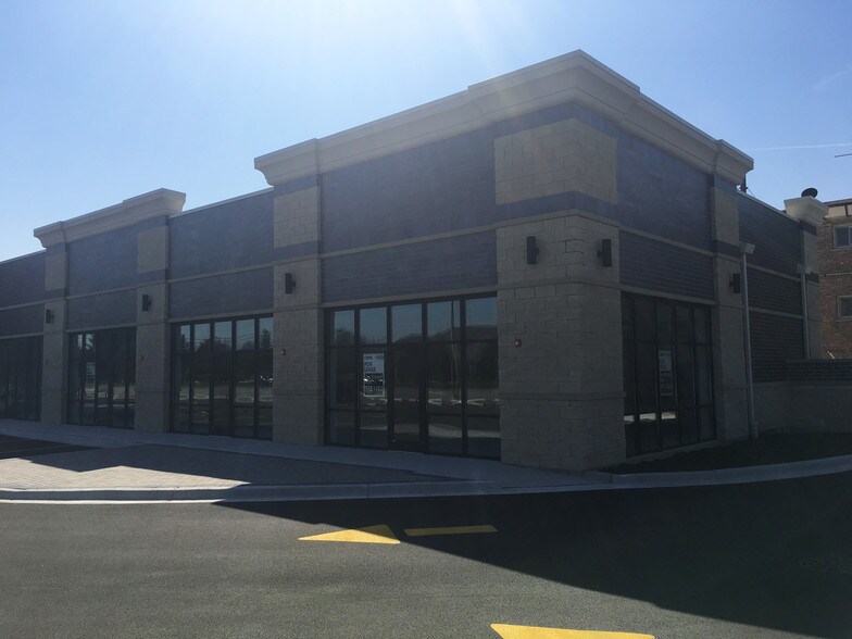 More Photos Of 7929 W Cermak Rd, North Riverside Storefront Retail Office For Lease