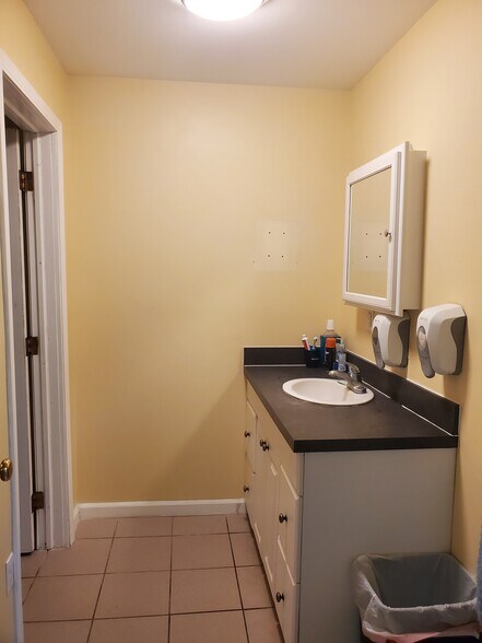 More Photos Of 2447 E Judd Rd, Burton Showroom For Sale