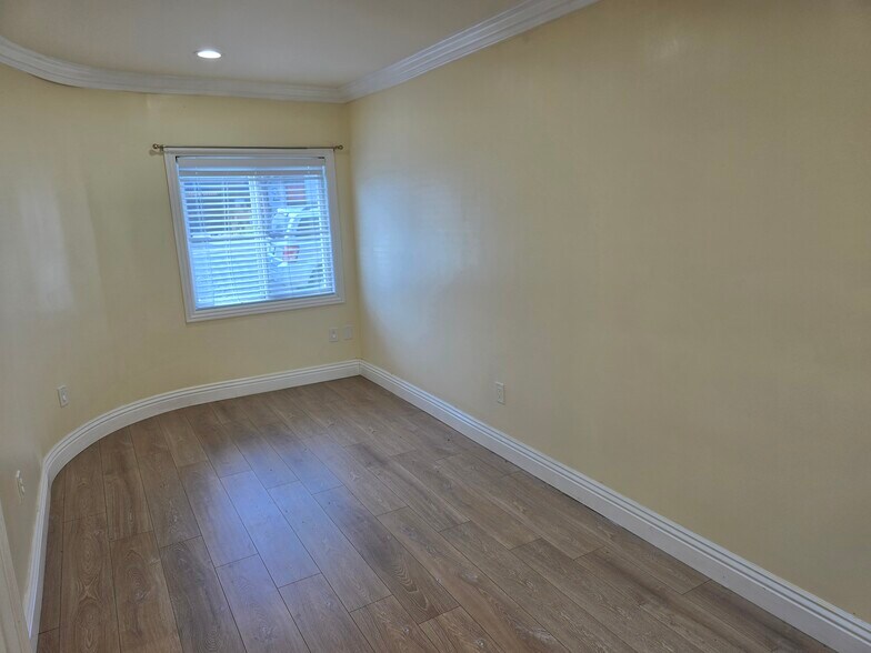 More Photos Of 910 S Victory Blvd, Burbank Storefront Retail Residential For Lease