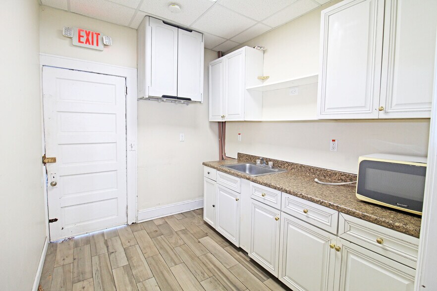 More Photos Of 308-312 S Main St, Wharton General Retail For Lease