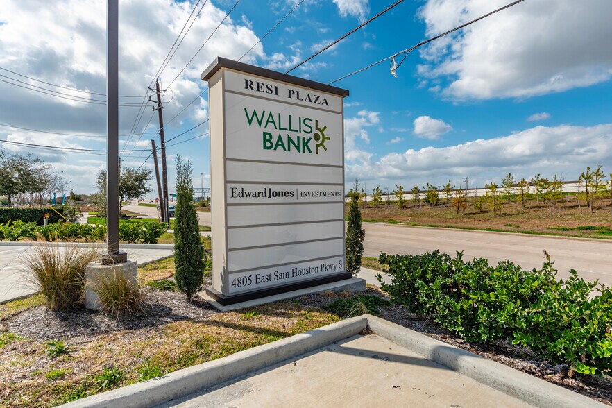 More Photos Of 4805 E Sam Houston Pky S, Pasadena Medical For Lease