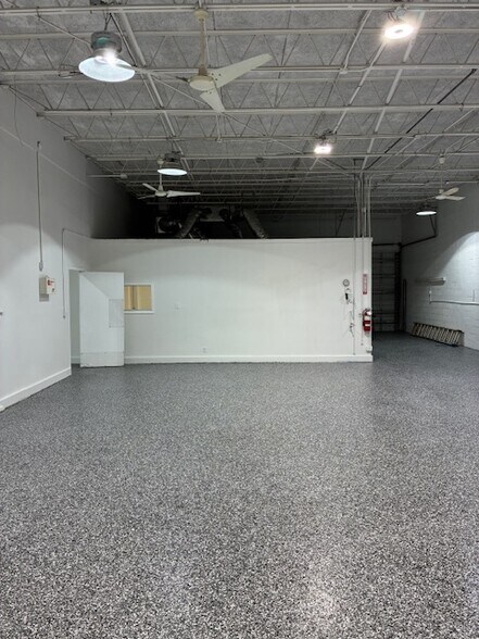 More Photos Of 4073 NE 5th Ter, Oakland Park Warehouse For Lease