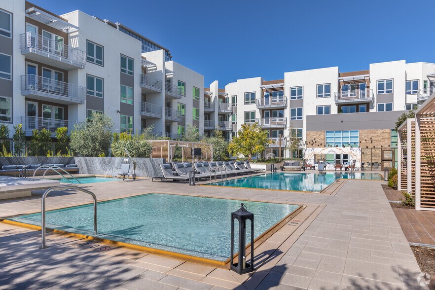 More Photos Of 585 Anton Blvd, Costa Mesa Apartments For Lease