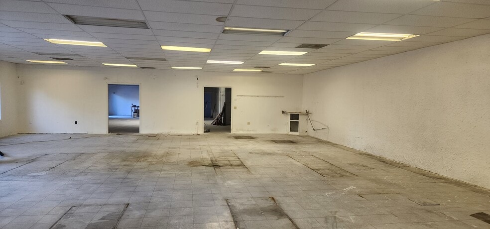 More Photos Of 284 S Center St, Pierson Auto Repair For Lease