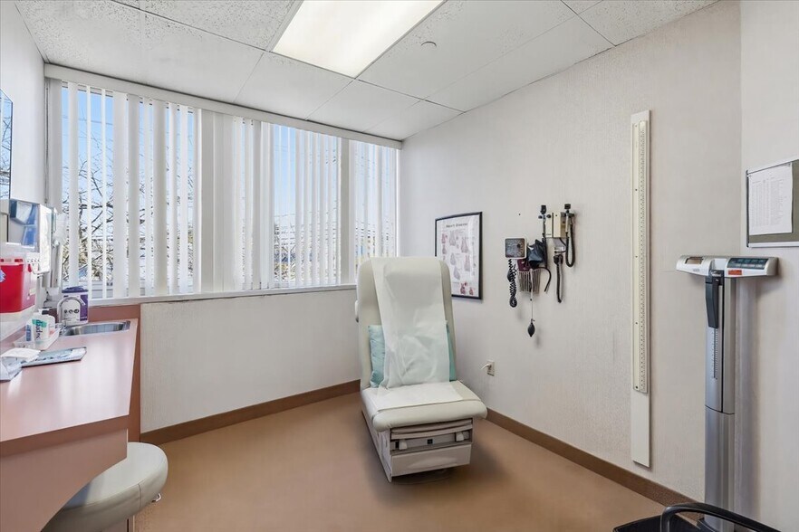 More Photos Of 333 Old Hook Rd, Westwood Medical For Sale