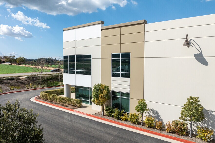 More Photos Of 33380 Zeiders Rd, Menifee Warehouse For Lease