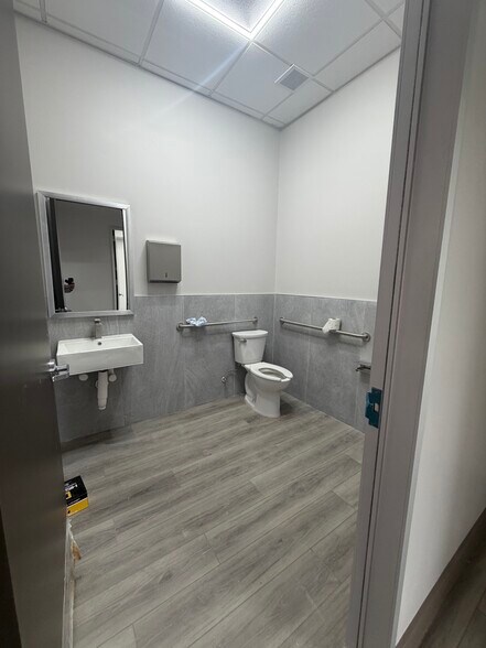 More Photos Of 1849 Forest Park Ln, Pearland Medical For Sale