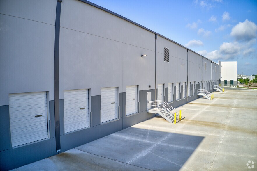 More Photos Of 12520 W Airport Blvd, Sugar Land Distribution For Lease