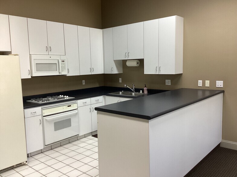 More Photos Of 635 N Plaza Dr, Visalia Office For Lease