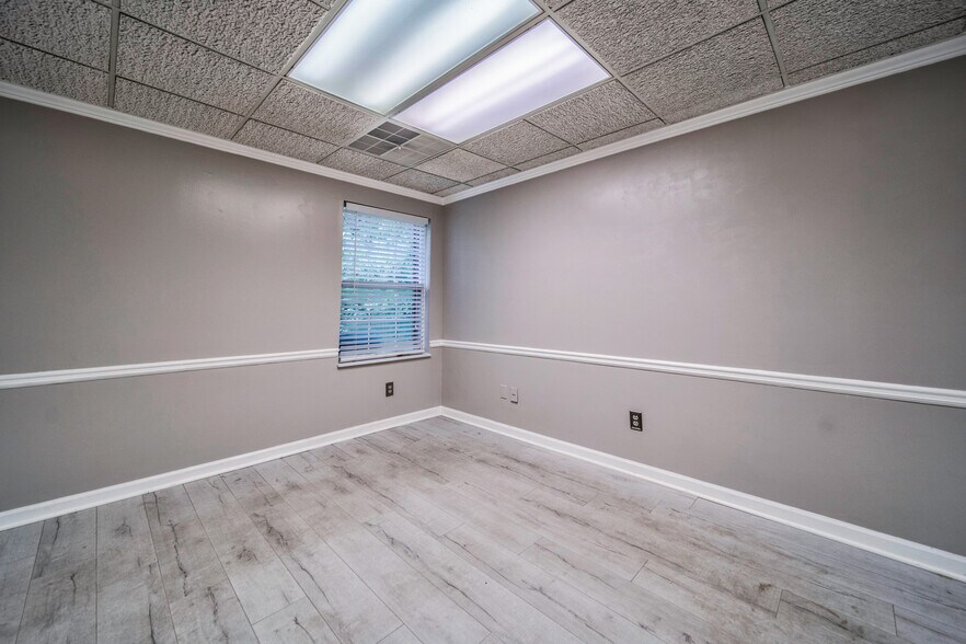 More Photos Of 425 E Crossville Rd, Roswell Office For Sale