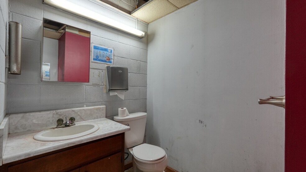 More Photos Of 120 Graham St, Zanesville Distribution For Lease