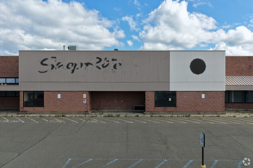 More Photos Of 70 Healy Blvd, Hudson Supermarket For Sale