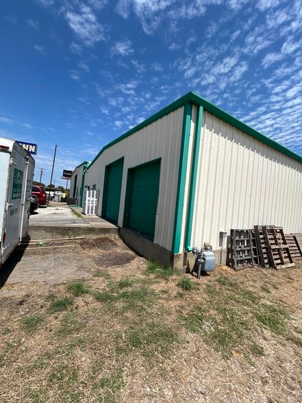 More Photos Of 440 N Broadway St, Joshua Manufacturing For Lease