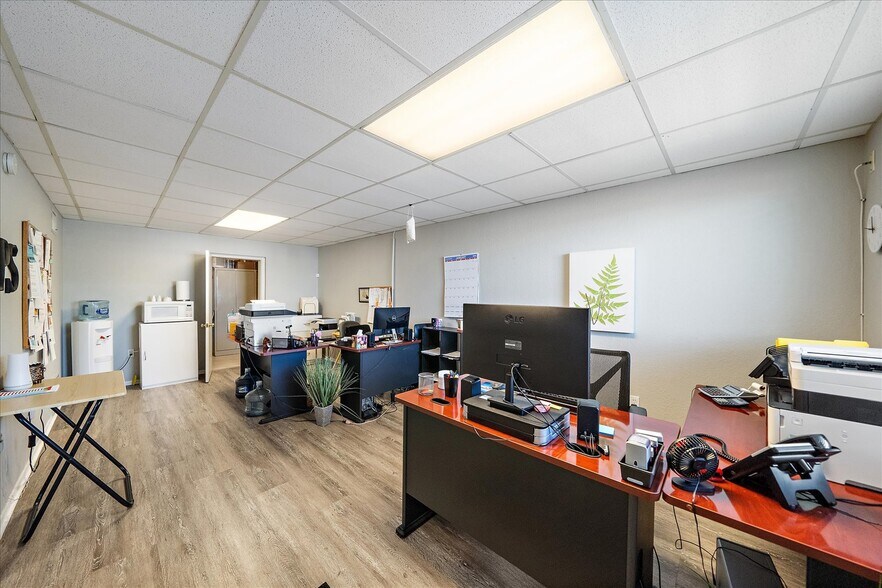 More Photos Of 3932 Swift Rd, Sarasota Office For Sale