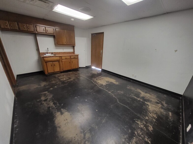 More Photos Of 4455 Woods and Sons Ave, Edmond Manufacturing For Lease