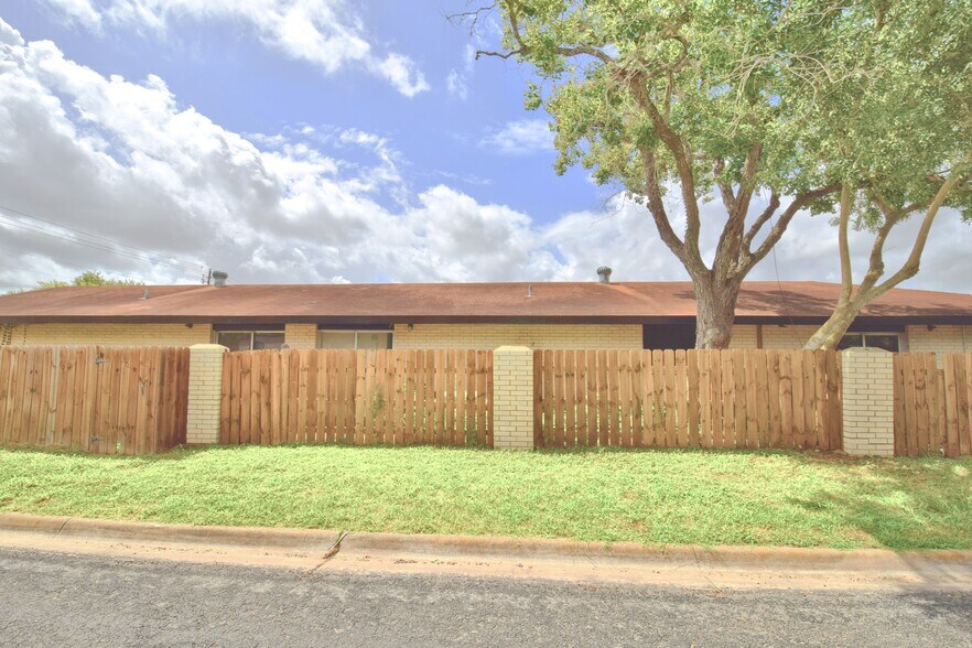 More Photos Of 402 S Tyler St, Beeville Apartments For Sale