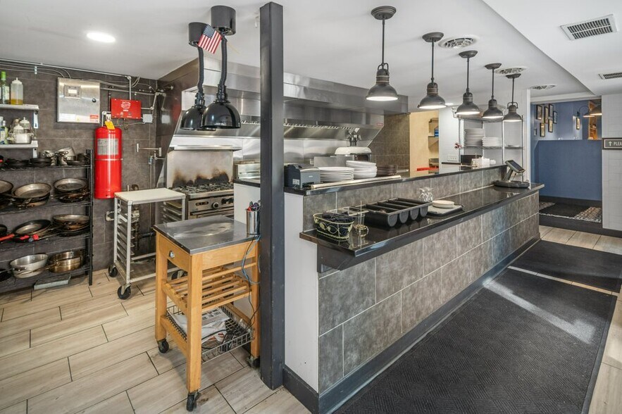 More Photos Of 340 Hamilton St, Albany Restaurant For Sale