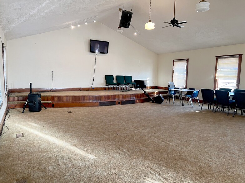 More Photos Of 1102 D St, Fairbury Specialty For Sale