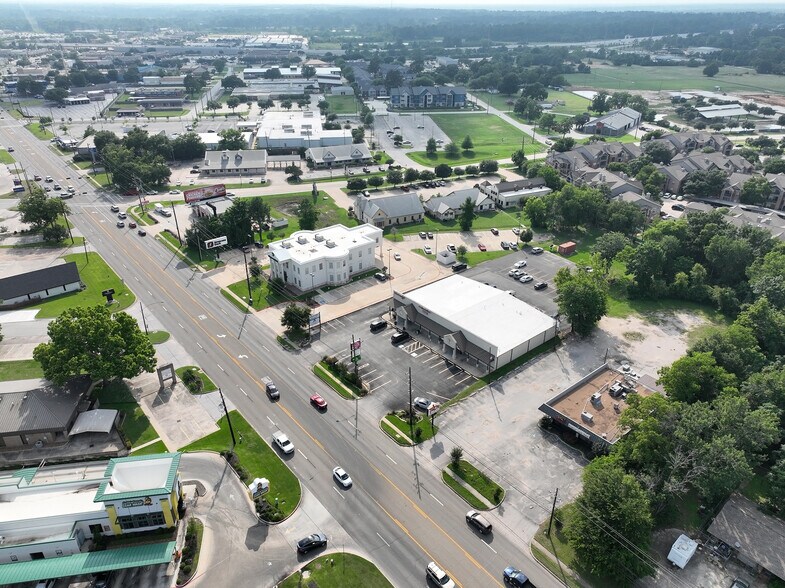 More Photos Of 1000 W Main St, Tomball Restaurant For Lease