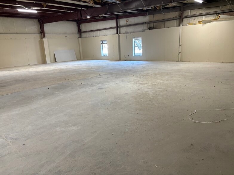 More Photos Of 735 Commerce Cir, Longwood Warehouse For Lease