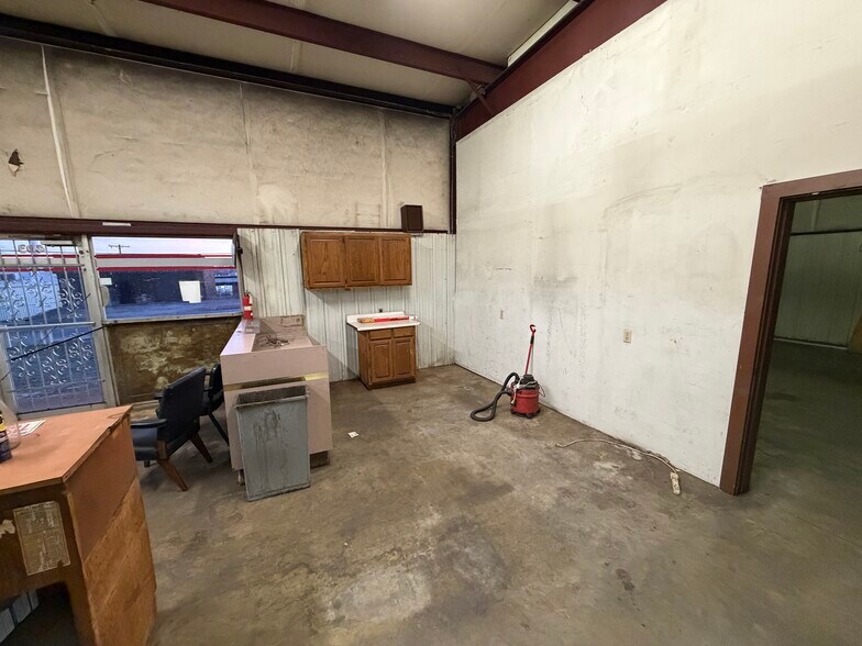 More Photos Of 403 W 2nd St, Sand Springs Manufacturing For Sale