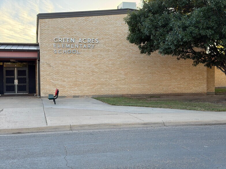Primary Photo Of 300 Oak Ave, Dumas Schools For Sale