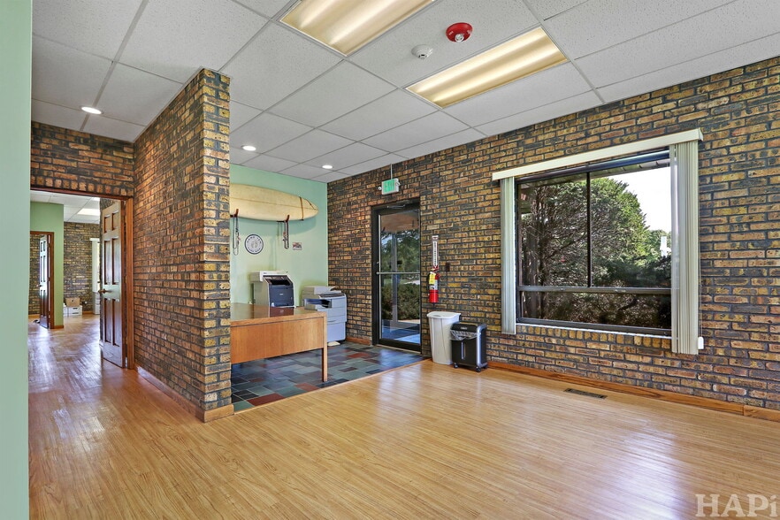 More Photos Of 1350 Chase St, Algonquin Manufacturing For Sale