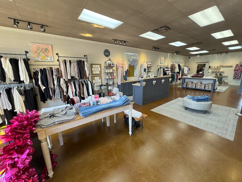 More Photos Of 6300 Poplar Ave, Memphis Storefront For Lease