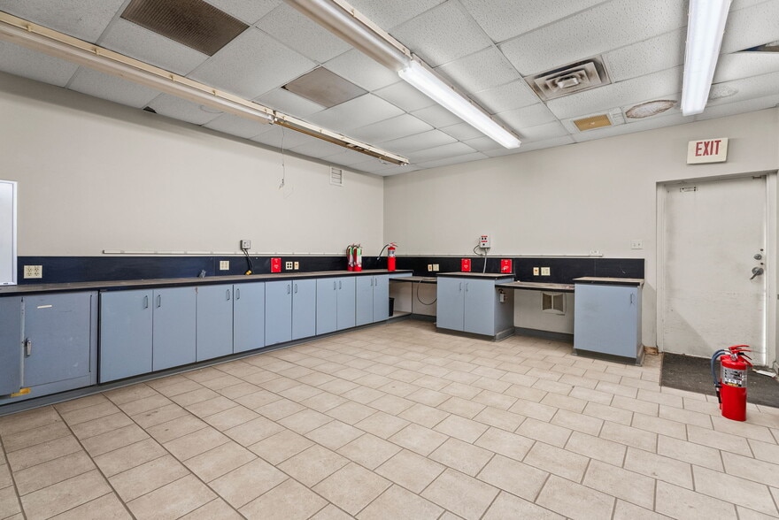 More Photos Of 3401 NNE Loop 323, Tyler Light Distribution For Sale