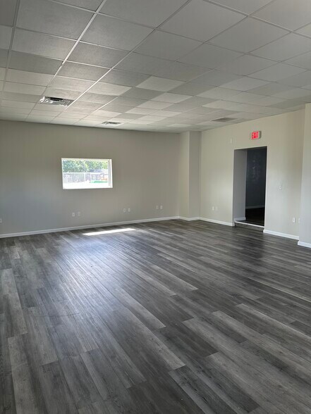 More Photos Of 6530 Queenston Blvd, Houston Warehouse For Lease