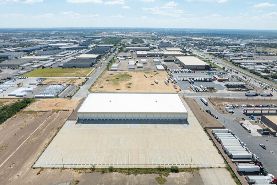 More Photos Of 172 Interamerica Blvd, Laredo Warehouse For Lease