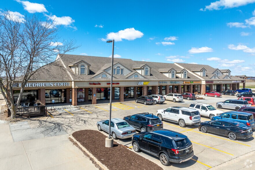 More Photos Of 4632-4664 86th St, Urbandale Unknown For Lease