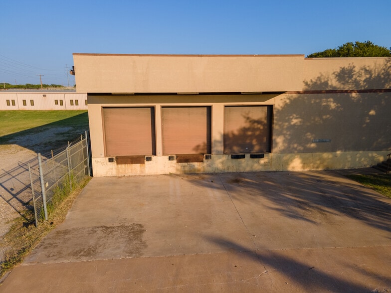 More Photos Of 2716 Commerce St, Wichita Falls Industrial For Sale