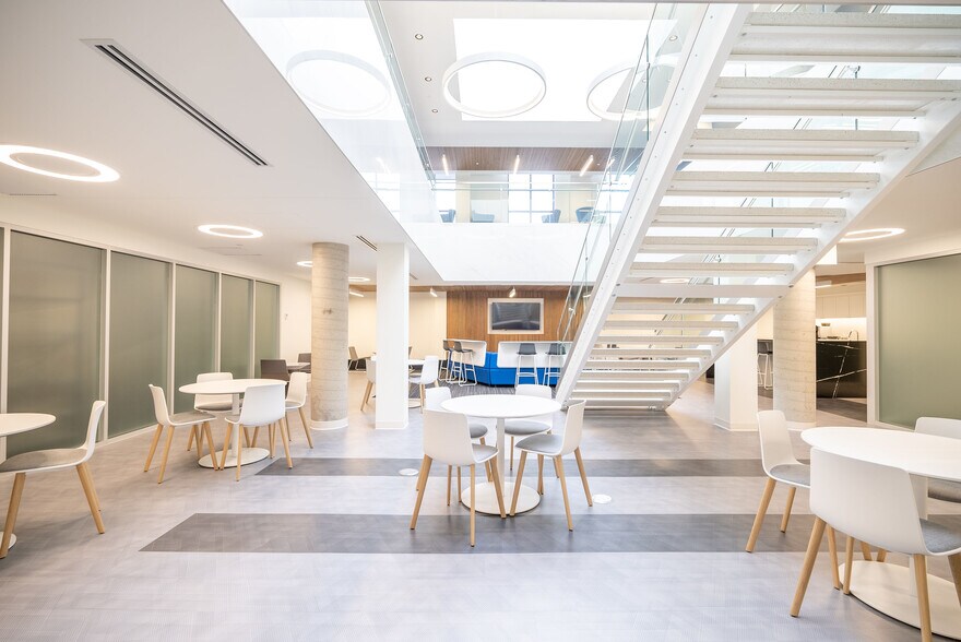 More Photos Of 275 Boul Armand-Frappier, Laval Office For Lease