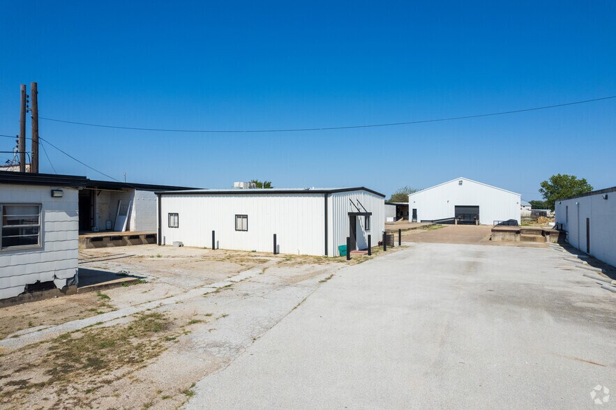 More Photos Of 2930 W Pafford St, Fort Worth Unknown For Lease