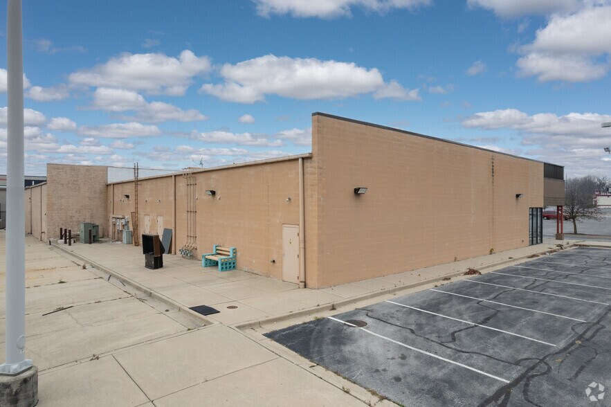 More Photos Of 5455 Airport Hwy, Toledo Storefront For Sale