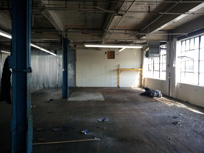 More Photos Of 218 Newell St, Brooklyn Manufacturing For Lease