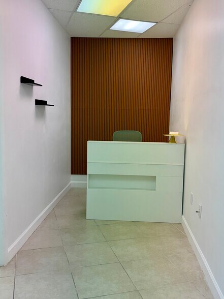 Primary Photo Of 18319-18321 W Dixie Hwy, North Miami Beach Coworking Space