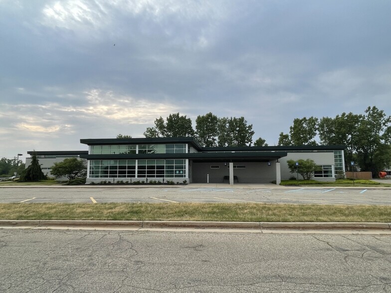 Primary Photo Of 3350 Broadmoor Ave SE, Grand Rapids Medical For Lease