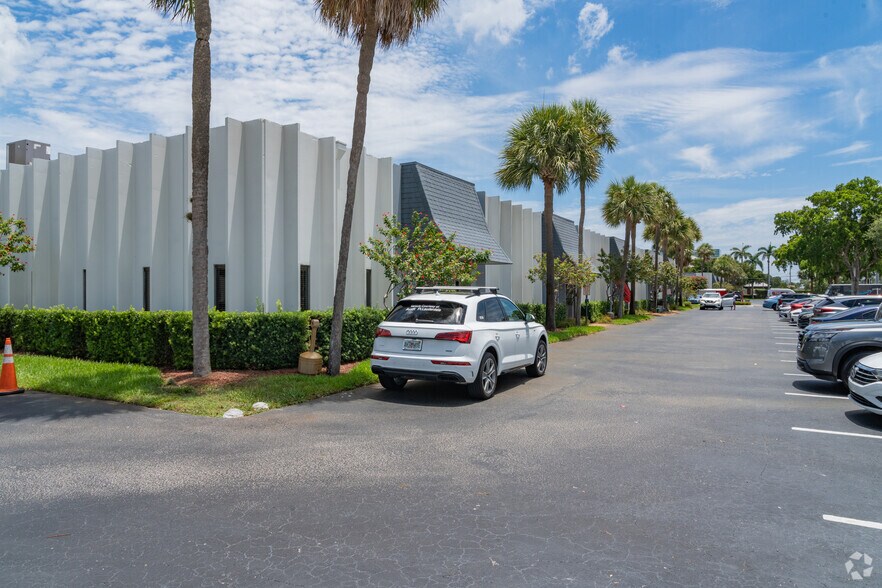 More Photos Of 1001 W Cypress Creek Rd, Fort Lauderdale Office For Lease