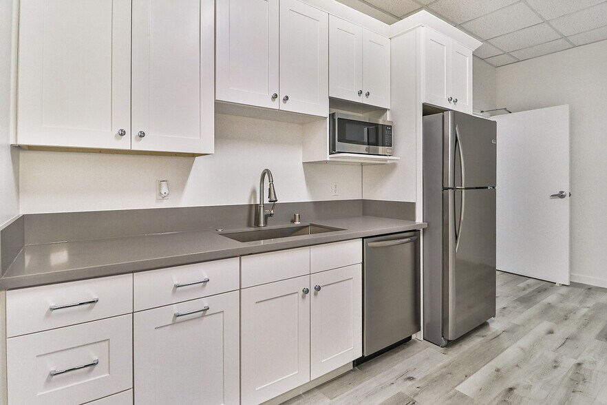 More Photos Of 14350 Arminta St, Panorama City Manufacturing For Lease